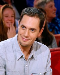Grand Corps Malade dévoile ses photos d'enfance dans le clip de "Pocahontas"