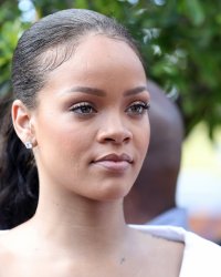 Décret anti-immigration : pour Rihanna, Donald Trump est "un porc immoral"