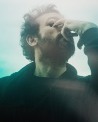 Larry Gus: le Grec revient avec l'album "I Need New Eyes"
