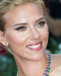 Scarlett Johansson reprend "Bizarre Love Triangle" de New Order