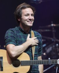 Vianney va s'offrir une pause pour "retrouver un peu d'ombre et de calme"