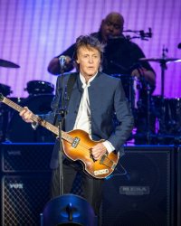 Paul McCartney crée la surprise en traversant Abbey Road en solo