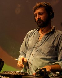 Mr Oizo annonce un nouvel album et dévoile un single avec Skrillex
