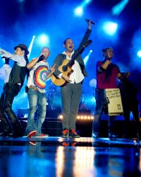 Tryo propose une version révisitée du titre Serre moi avec Yannick Noah