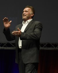 Arnold Schwarzenegger s'essaye au rap avec la chanson Pump it up