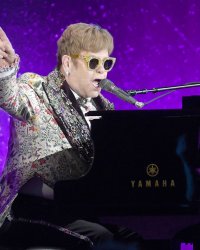 Quand Elton John s'emporte violemment et quitte la scène à cause d'un fan