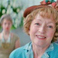Une robe pour Mrs. Harris - Bande annonce 2 - VO - (2021)
