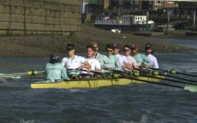 Les rameurs d'Oxford et de Cambridge s'entraînent pour "The Boat Race"
