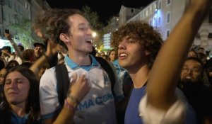 Football: liesse sur le Vieux-Port après la victoire de l'OM sur le PSG
