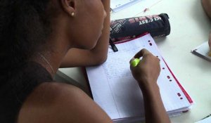 Guyane: des enseignants font cours sur les barrages