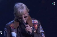 Renaud de retour sur scène très affaibli pour une remise de prix (vidéo)