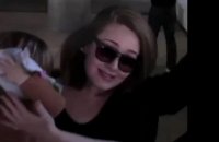 Vidéo : Découvrez la chanteuse Adele avec son fils Angelo dans les bras qui remet gentiment en place les paparazzis !