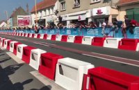 Une voiture de course en pleine ville à Marck