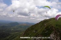 Parapente : les volcans d'Auvergne vus du ciel