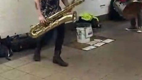 Superbe chanteur jazz saxophoniste dans le métro! 