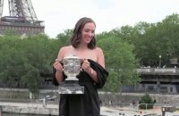 Roland-Garros - Swiatek prend la pose avec son trophée dans Paris