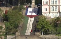 Le dessin d'un drapeau israélien recouvert de peinture rouge sur les marches d'un escalier à Nantes