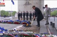 Commémorations du 8-Mai: Emmanuel Macron ravive la flamme sur la tombe du Soldat inconnu
