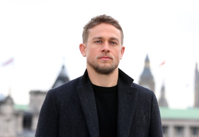 Charlie Hunnam : Un digne héritier de Daniel Craig Charlie Hunnam : Un digne héritier de Daniel Craig