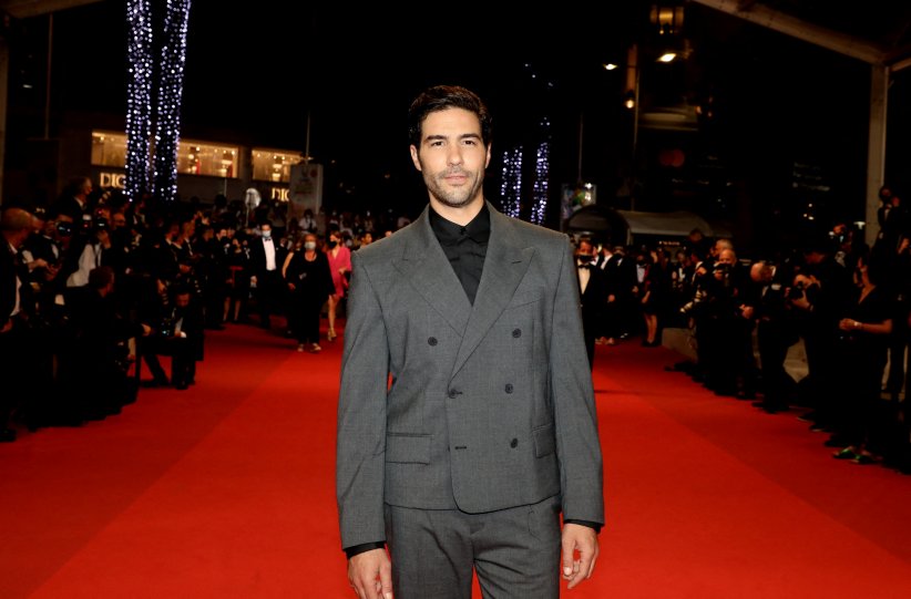Tahar Rahim très élégant pour la montée des marches de "Bac Nord" Tahar Rahim très élégant pour la montée des marches de "Bac Nord"