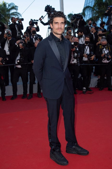 Louis Garrel : élégant en costume bleu nuit Louis Garrel : élégant en costume bleu nuit