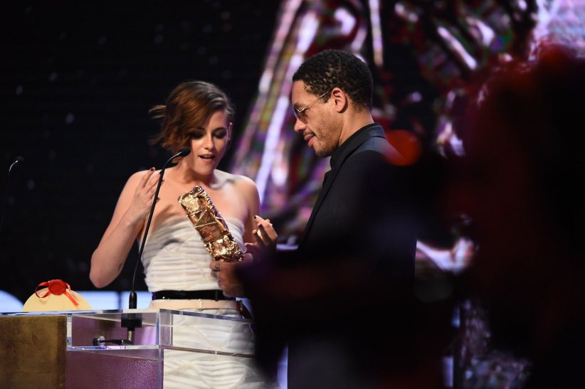 Joey Starr et sa remise de trophée à Kristen Stewart Joey Starr et sa remise de trophée à Kristen Stewart