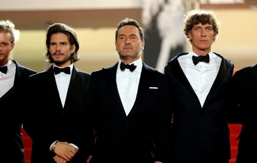 François Civil, Gilles Lellouche, Cédric Jimenez optent pour le même look François Civil, Gilles Lellouche, Cédric Jimenez optent pour le même look