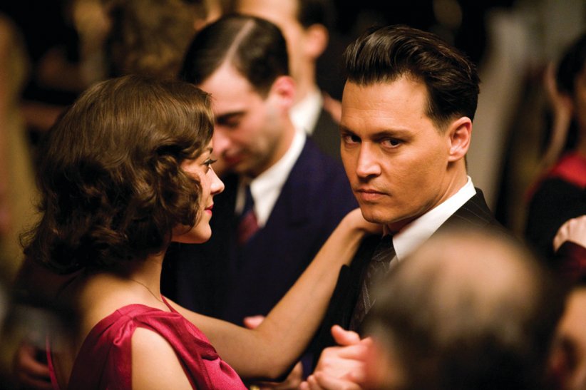 Marion Cotillard avec Johnny Depp et Christian Bale dans "Public Enemies" (2009) de Michael Mann Marion Cotillard avec Johnny Depp et Christian Bale dans "Public Enemies" (2009) de Michael Mann