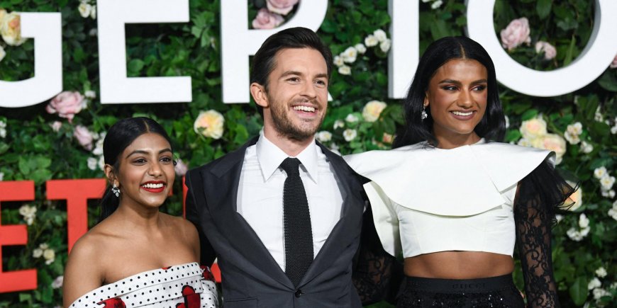 Charithra Chandran, Jonathan Bailey and Simone Ashley lors du lancement de la saison 2 de