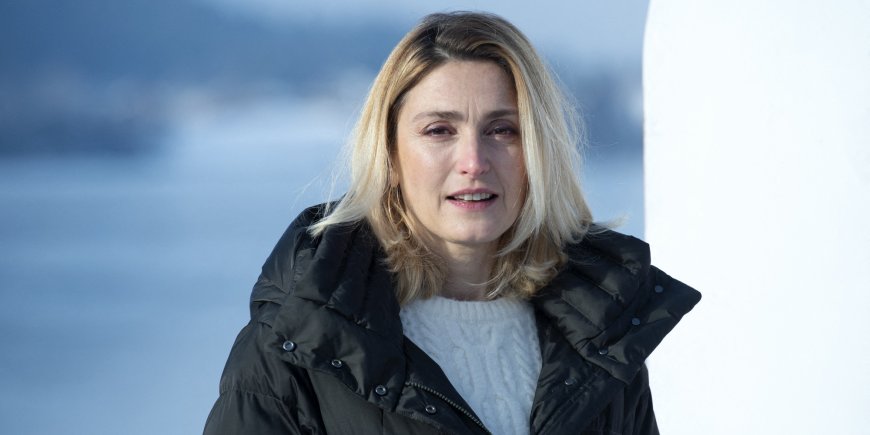 Julie Gayet au photocall des jurés du festival du film de Gerardmer, le 27 janvier 2022.