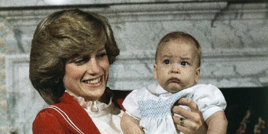 La princesse Diana avec son fils, le prince William, âgé de 6 mois au Kensington Palace à Londres, le 22 décembre 1982.