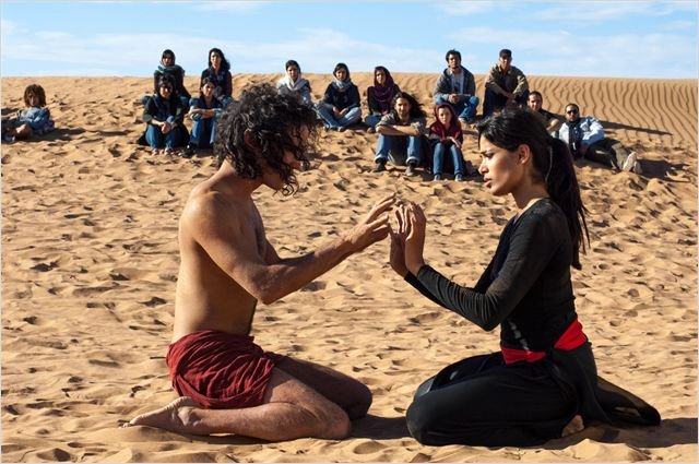 Reece Ritchie et Freida Pinto dans Desert Dancer