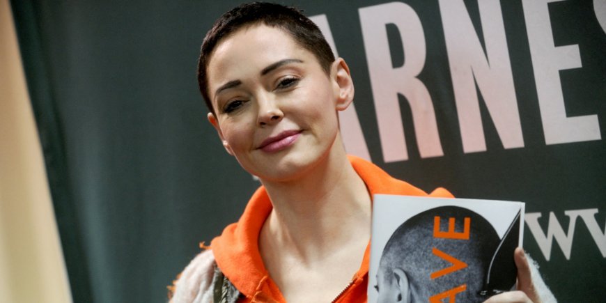 Rose McGowan lors d'une séance de dédicace de son livre