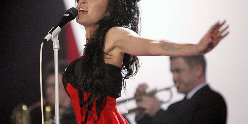 Amy Winehouse sur la scène des Brit Awards 2007 à Londres, le 14 février 2007.