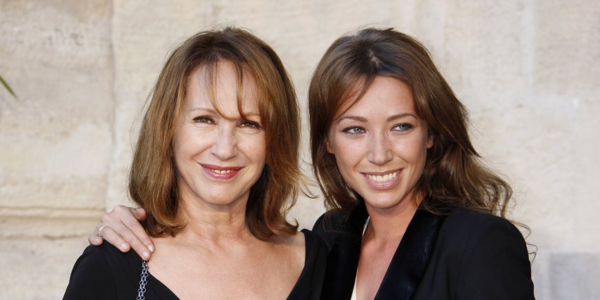 Nathalie Baye et sa fille Laura Smet posent lors du 10e Festival de La Rochelle, le 19 septembre 2008.
