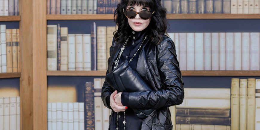 Isabelle Adjani lors du 2e défilé de mode Haute-Couture automne-hiver 2019/2020 Chanel à Paris, le 2 juillet 2019.