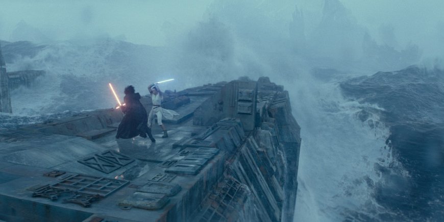 Kylo Ren et Rey combattent sur Exegol dans