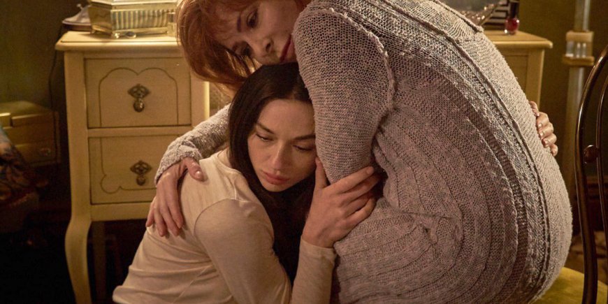 Mylène Farmer et Crystal Reed dans le film