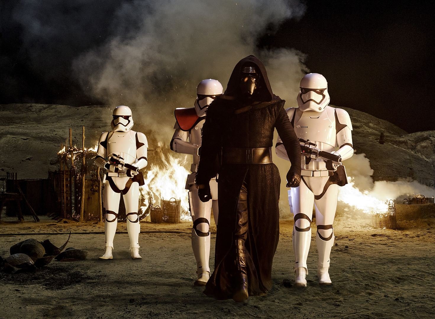 Adam Driver sous son costume de Kylo Ren dans 