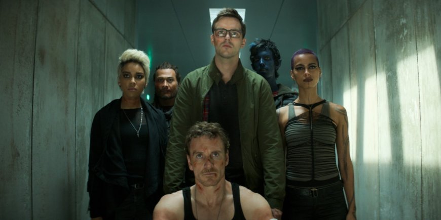 Alexandra Shipp, Andrew Stehlin, Kodi Smit-McPhee, Kota Eberhardt et Michael Fassbender dans