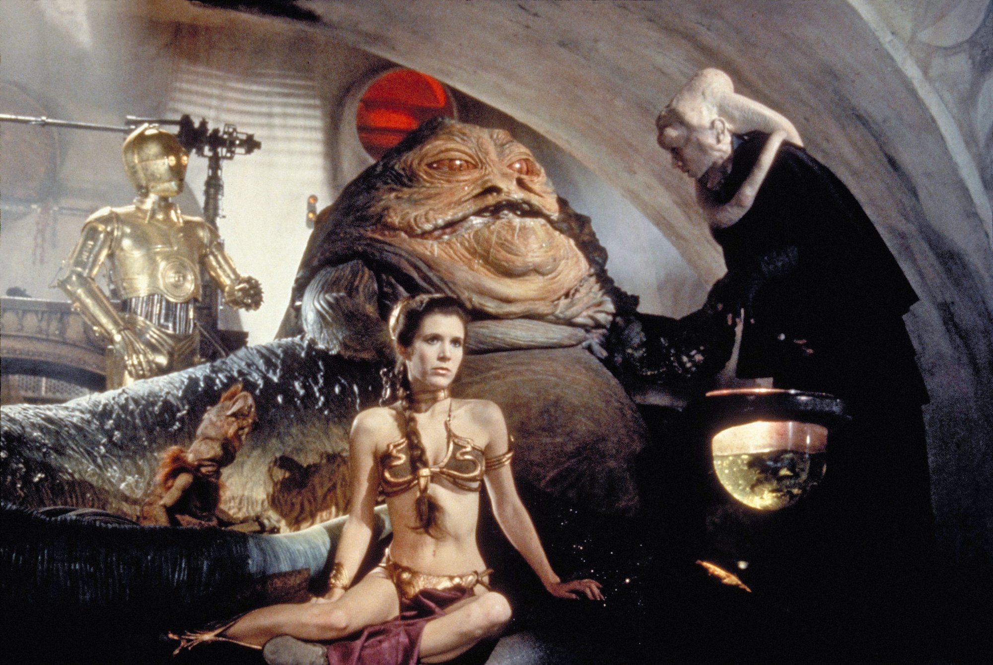 Carrie Fisher dans le célèbre maillot de bain de Leia alors qu'elle est retenue prisonnière par l'immonde Jabba dans 