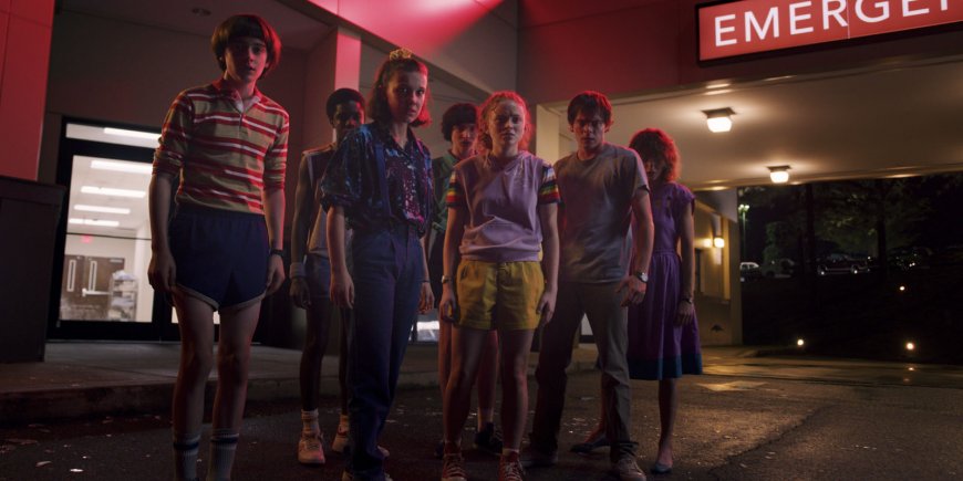 Caleb McLaughlin, Charlie Heaton, Finn Wolfhard, Millie Bobby Brown, Natalia Dyer dans la saison 3 de