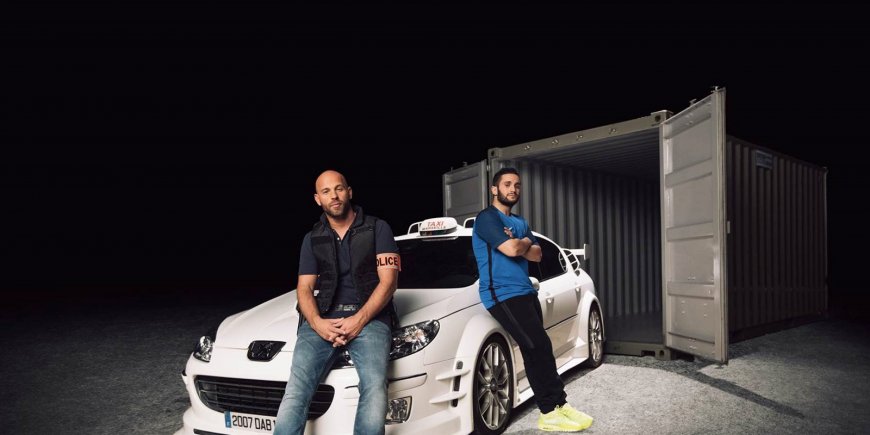 Franck Gastambide et Malik Bentalha prennent la pose avec le fameux taxi.