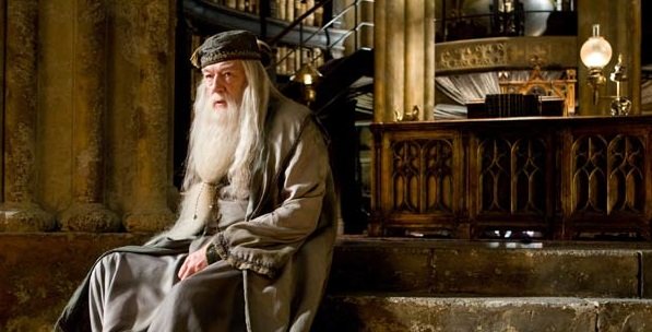 Michael Gambon dans le costume de Dumbledore dans 