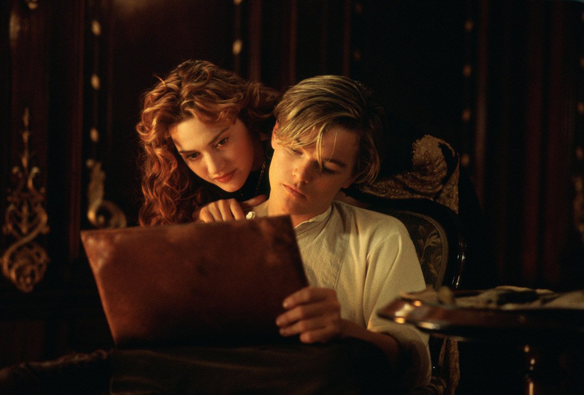 Kate Winslet et Leonardo DiCaprio dans la mythique scène du dessin de 