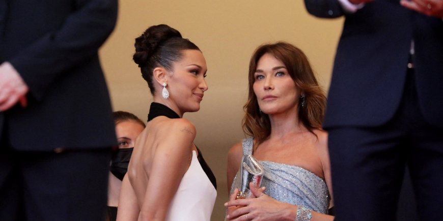 Bella Hadid et Carla Bruni-Sarkozy (habillée en Céline) très complices lors de la montée des marches du film