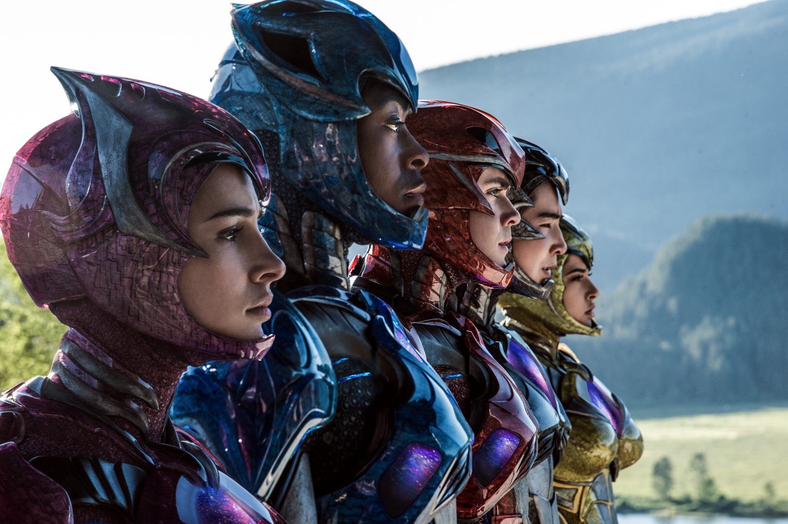Becky G, Dacre Montgomery, Ludi Lin, Naomi Scott et RJ Cyler sont les Power Rangers dans le film éponyme.