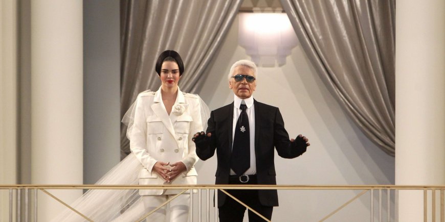 Karl Lagarfeld accompagné par Kendall Jenner au défilé automne-hiver 2015/2016 de Chanel à Paris, le 7 juillet 2015.