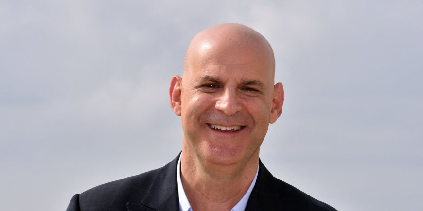 Harlan Coben au photocall du MIP TV 2016, le 4 avril 2016 à Cannes.