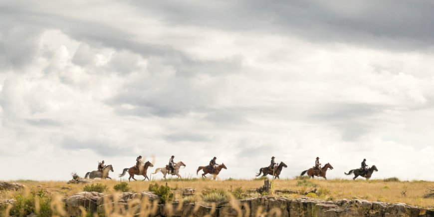 Les 7 Mercenaires chevauchant dans la prairie.